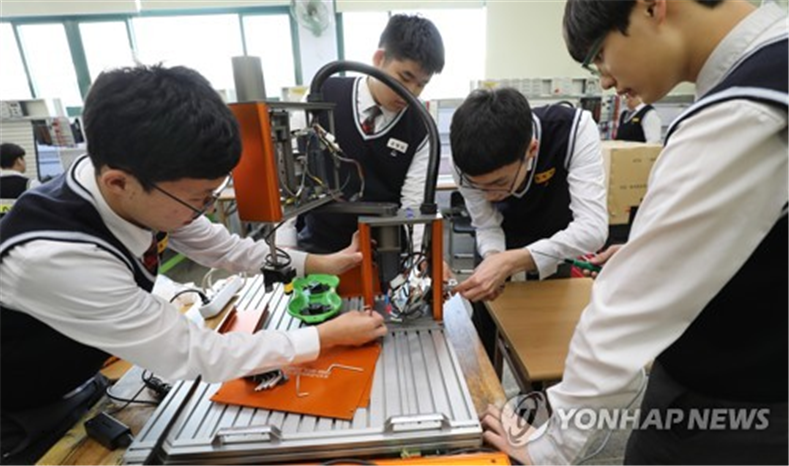 1 로봇과제 학생들.png