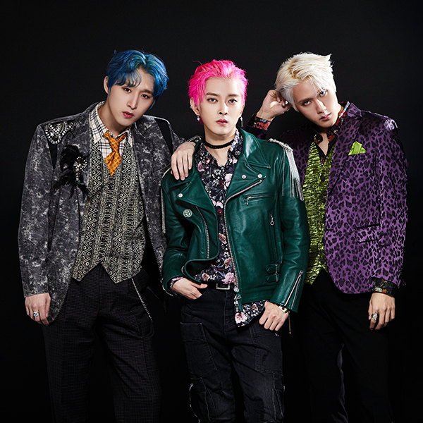 어바우츄 단체사진.png