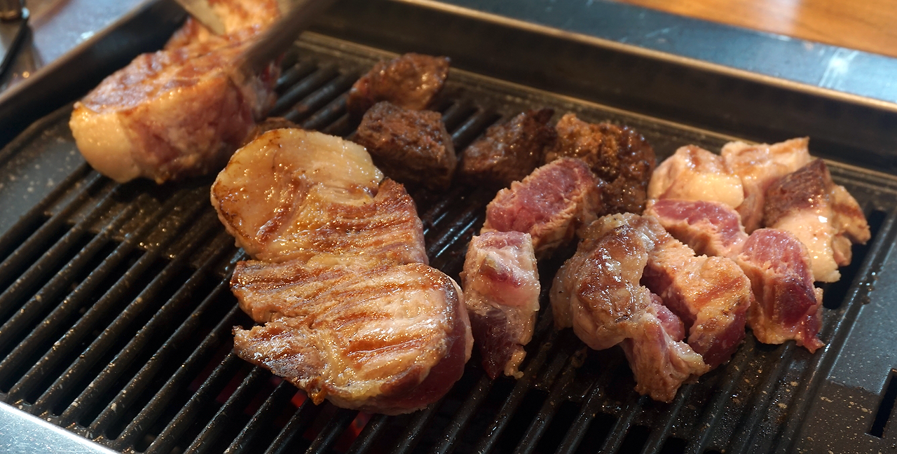 DSC00939_고기부분만 크롭, 브라운, 레드 강조 보정.png