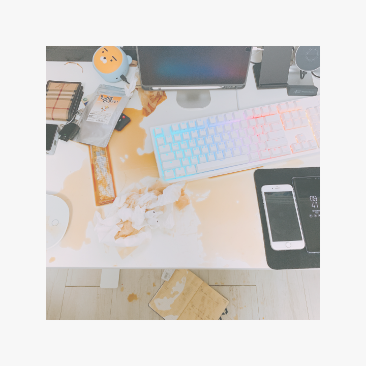 지금은 난동 부릴 시간_웃고있다멍하게_이모티콘_02.png