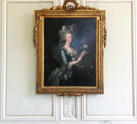 Marie-Antoinette-à-la-rose-au-Petit-Trianon-585x530.png