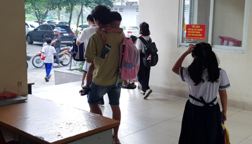 안긴 어린이.png