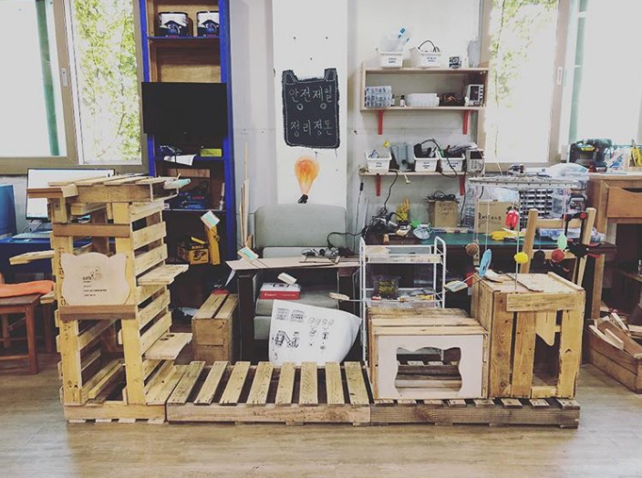 03_폐목재를 활용하여 만든 cat-tower.png