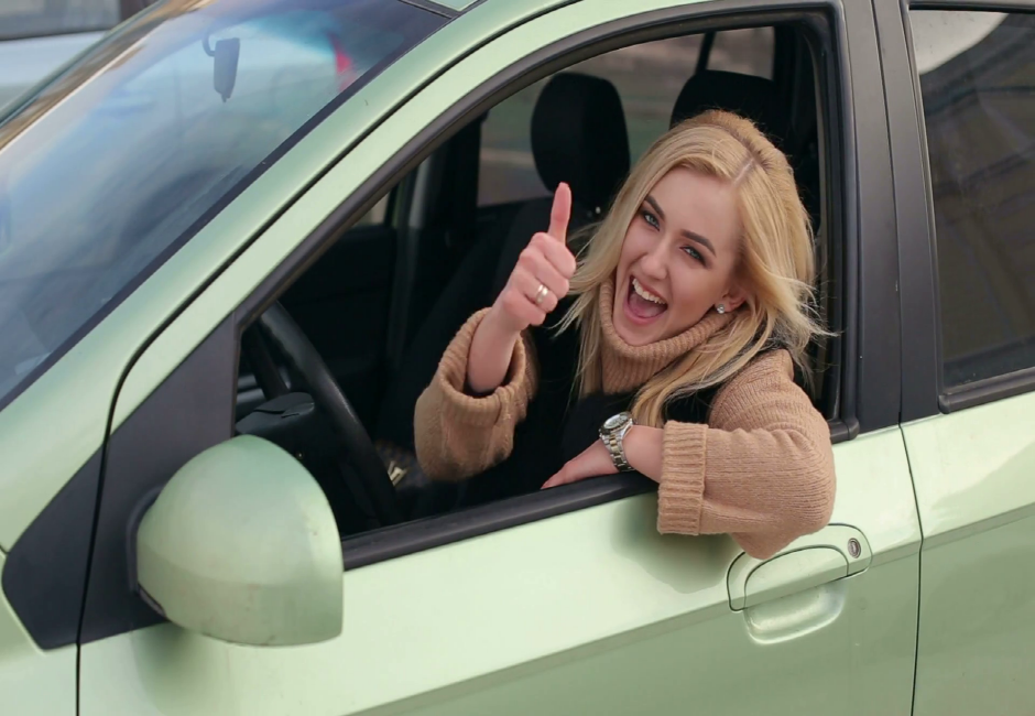 크기변환_aa11111videoblocks-beautiful-business-woman-giving-thumb-up-inside-her-new-car-happy-smiling-girl-in-the-car-looking-in-window-and-showing-thumb-up-cheerful-girl-sitting-inside-car-with-thumb-up_rbxhxkpwd.png