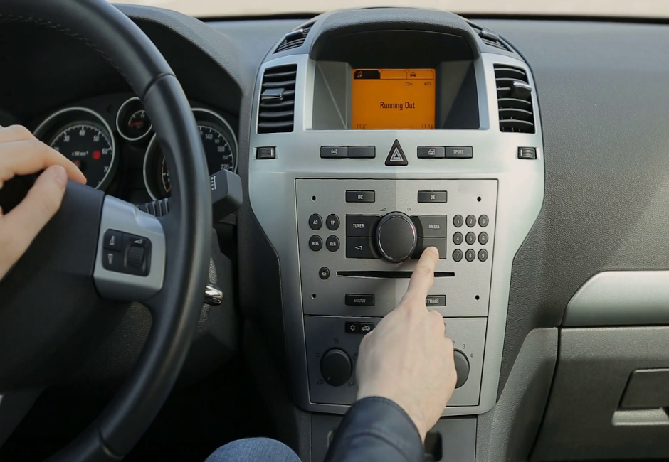 크기변환_aa11111videoblocks-human-driving-car-and-pushing-buttons-on-radio-dashboard_hmxnpgx3ng_thumbnail-full03(video blocks).png