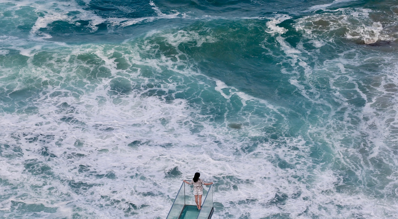 구름다리 바라보는 사진.png