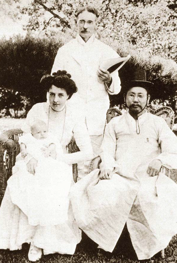 제임스 게일 가족사진.png