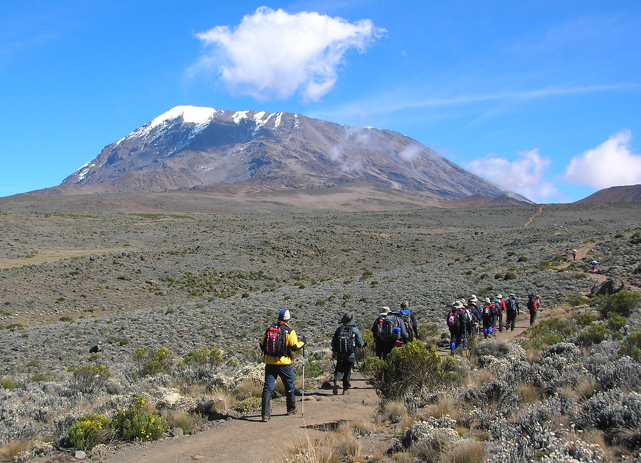 13_키보 산장으로 길_눈 덮인 킬리만자로가 한눈에 보인다.png