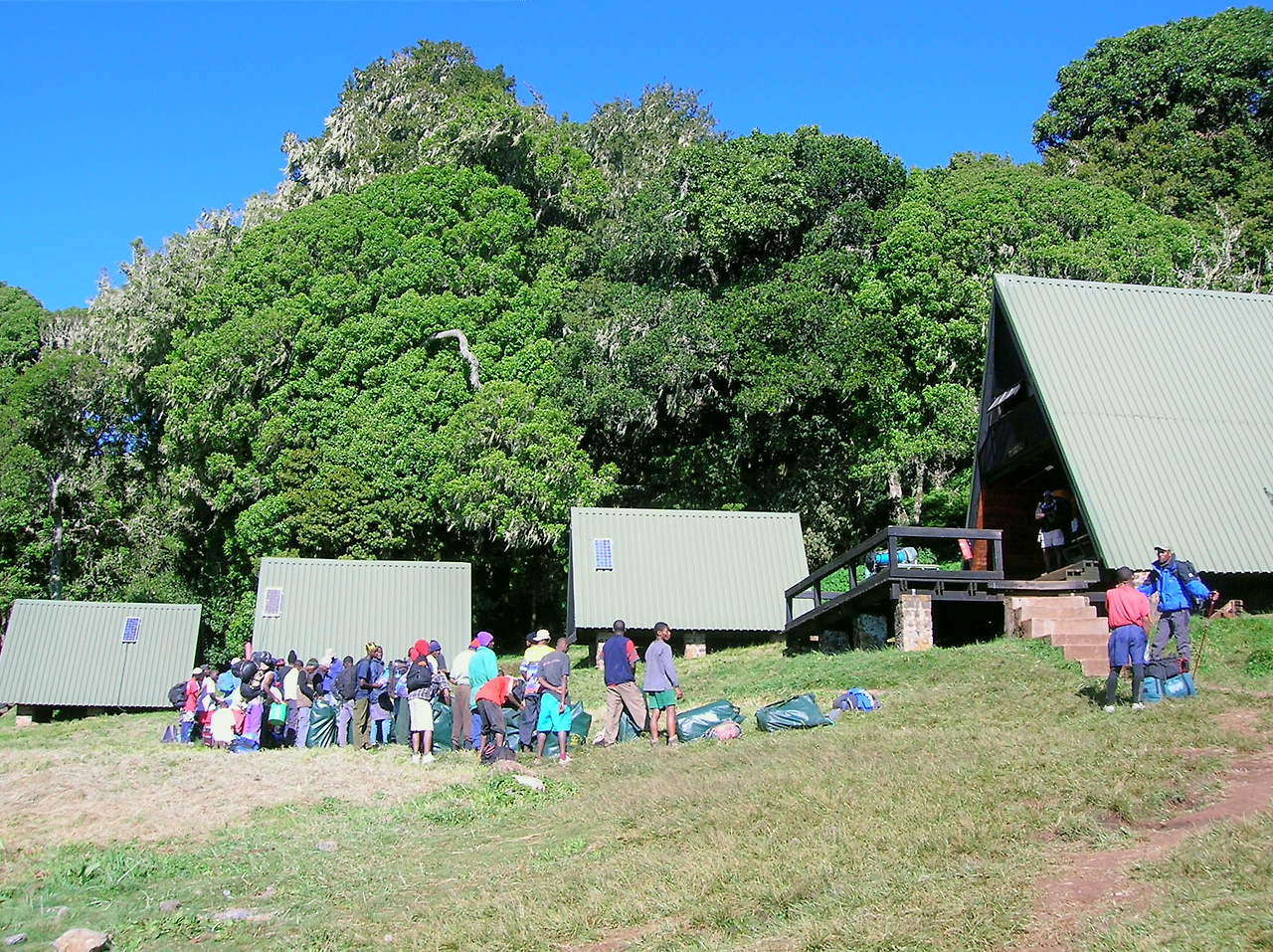 03_만다라 산장_짐을 운반하기 위해 준비중인 포터들.png