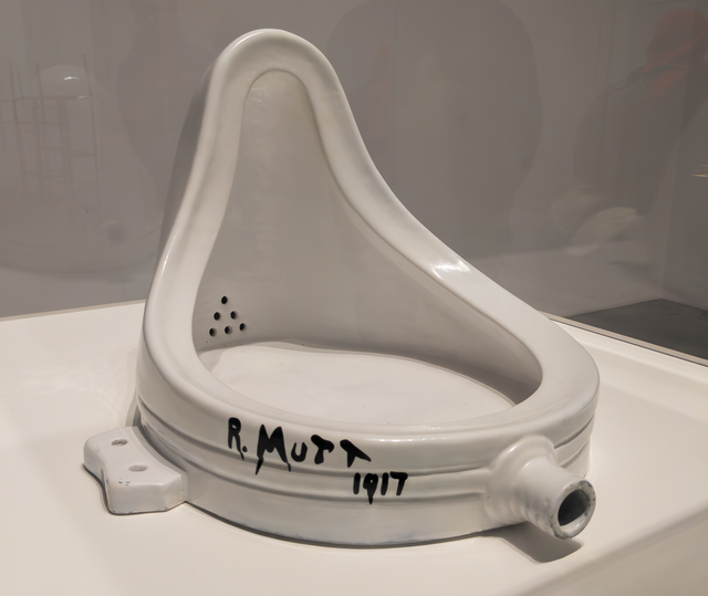 Fountain_by_Marcel_Duchamp_(Tate_Modern).png