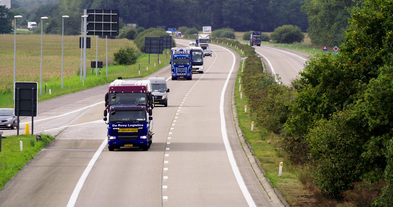 traffic-transport-on-highway-in-belgium-and-europe_s_kfuxpt_thumbnail-full01.png