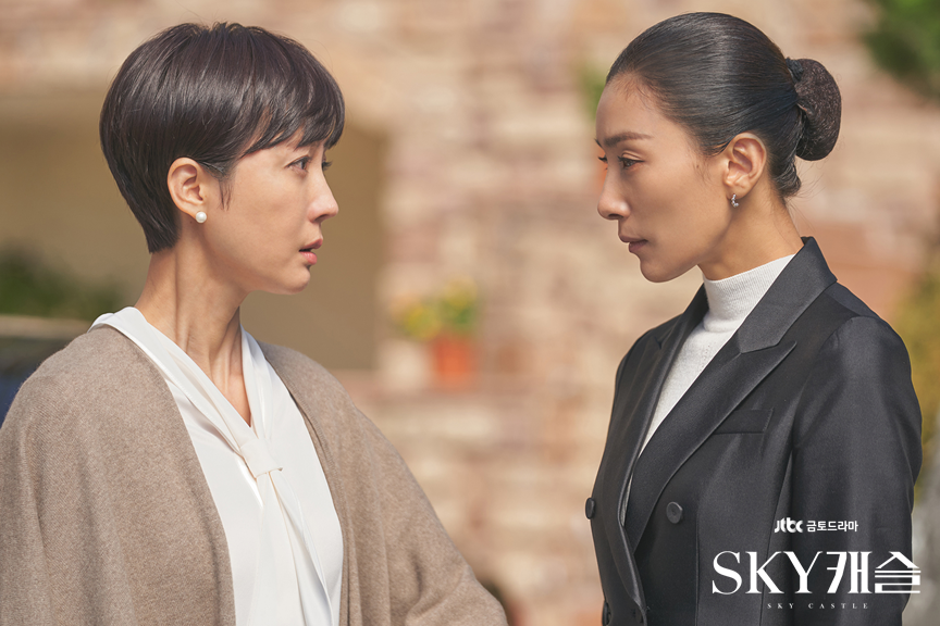 SKY캐슬_한서진김주영_JTBC공홈.png