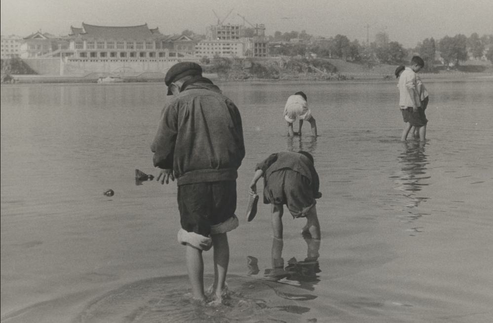 크뢰슬로바, 대동강의 조개잡이 하는 소년들.png