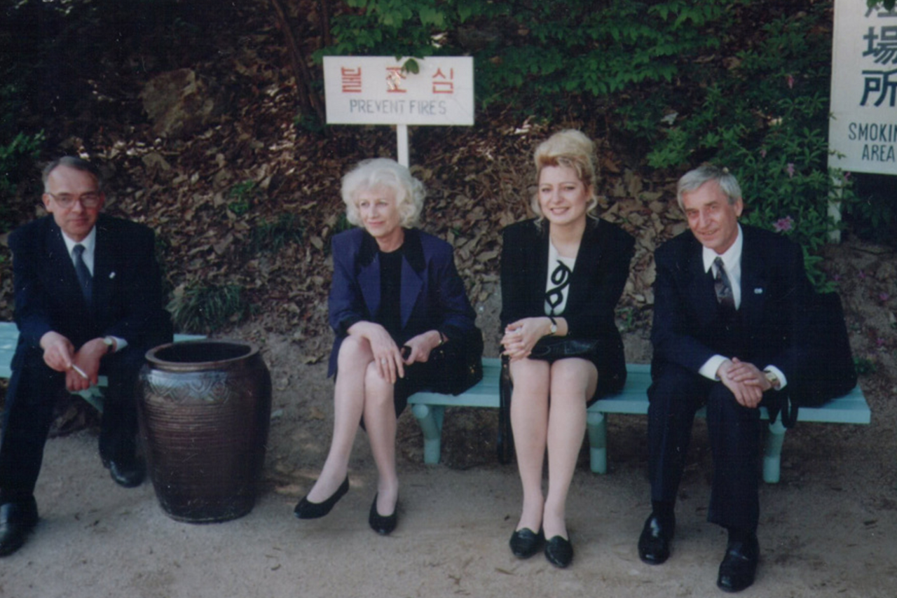 1992년 남한을 방문한 체코의 한국학자들.png