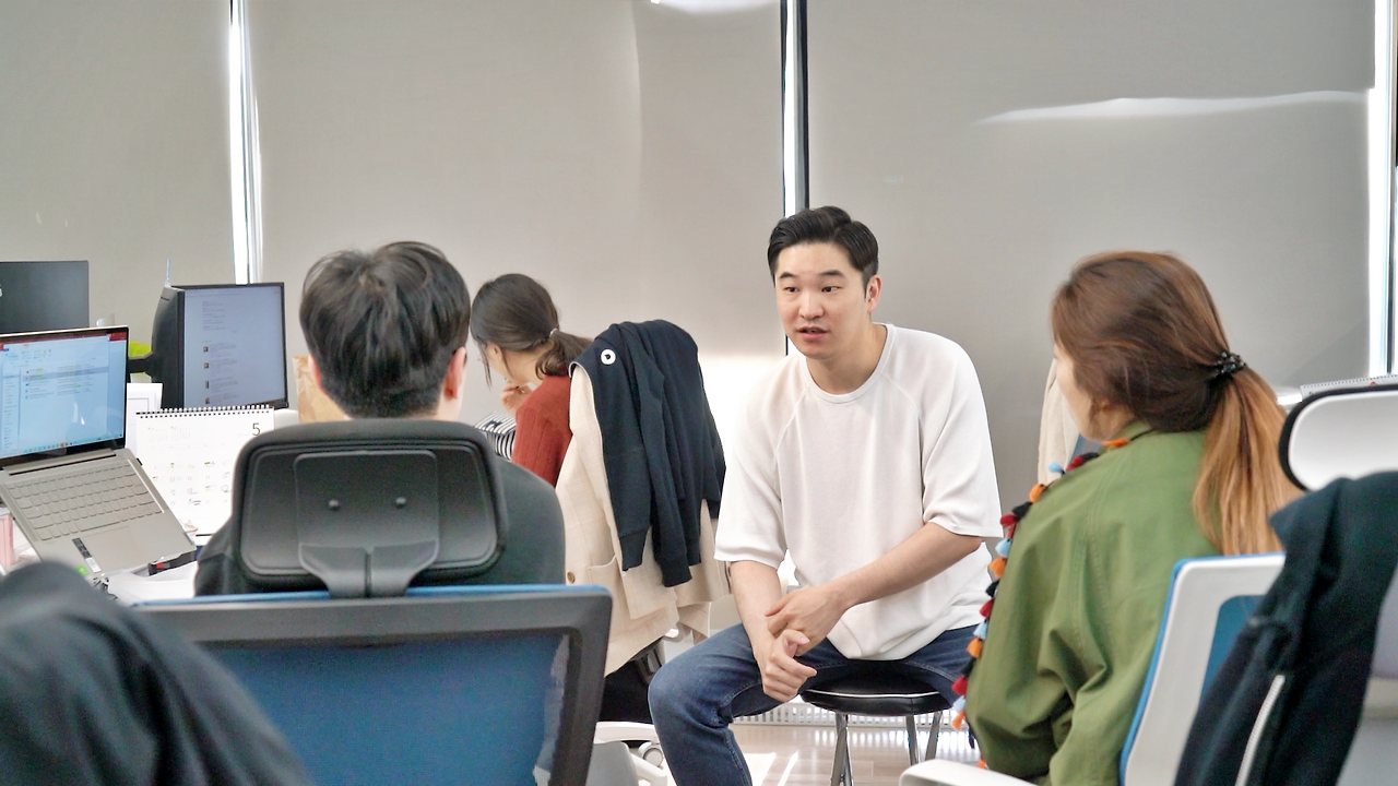 의자들고온 대표님.png