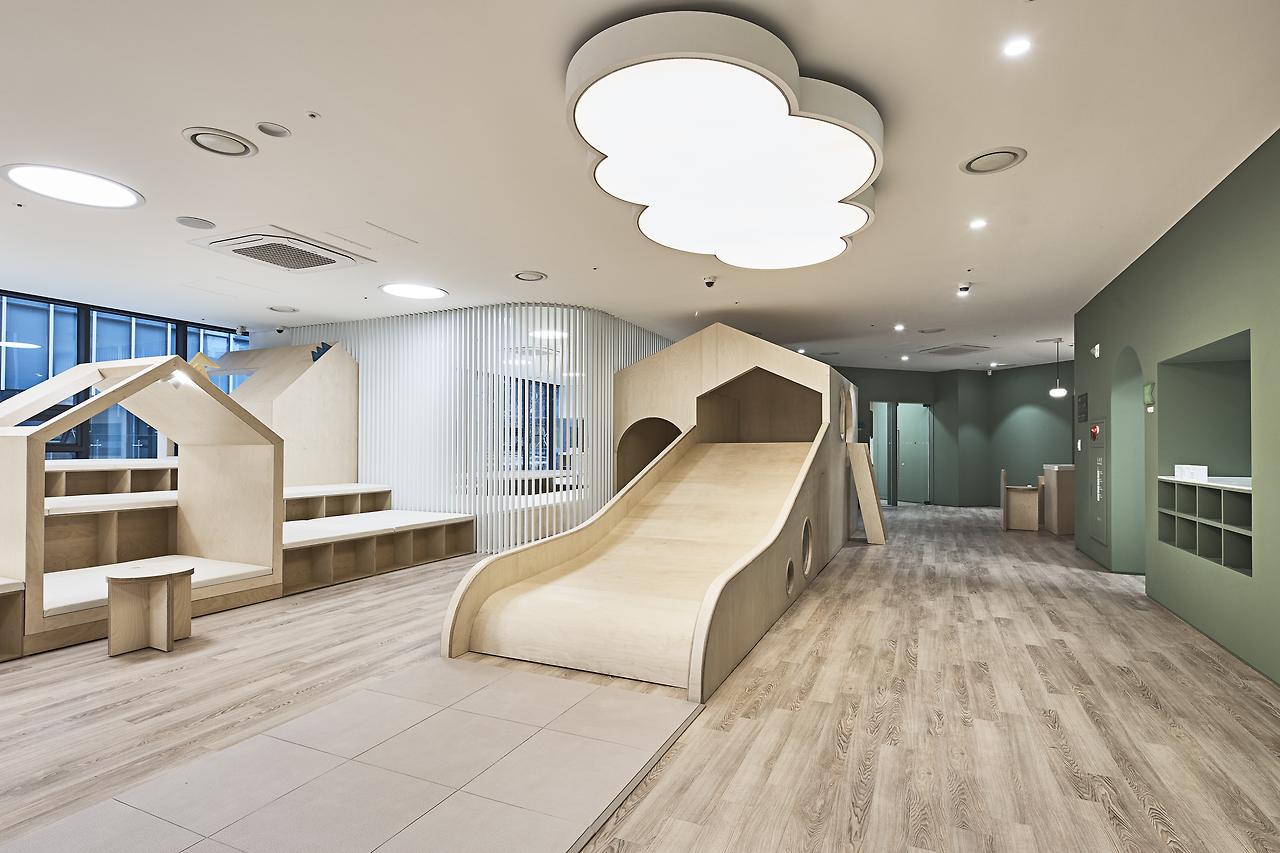 미끄럼틀이 놓인  누리봄키움센터 홀(사진 이남선).png