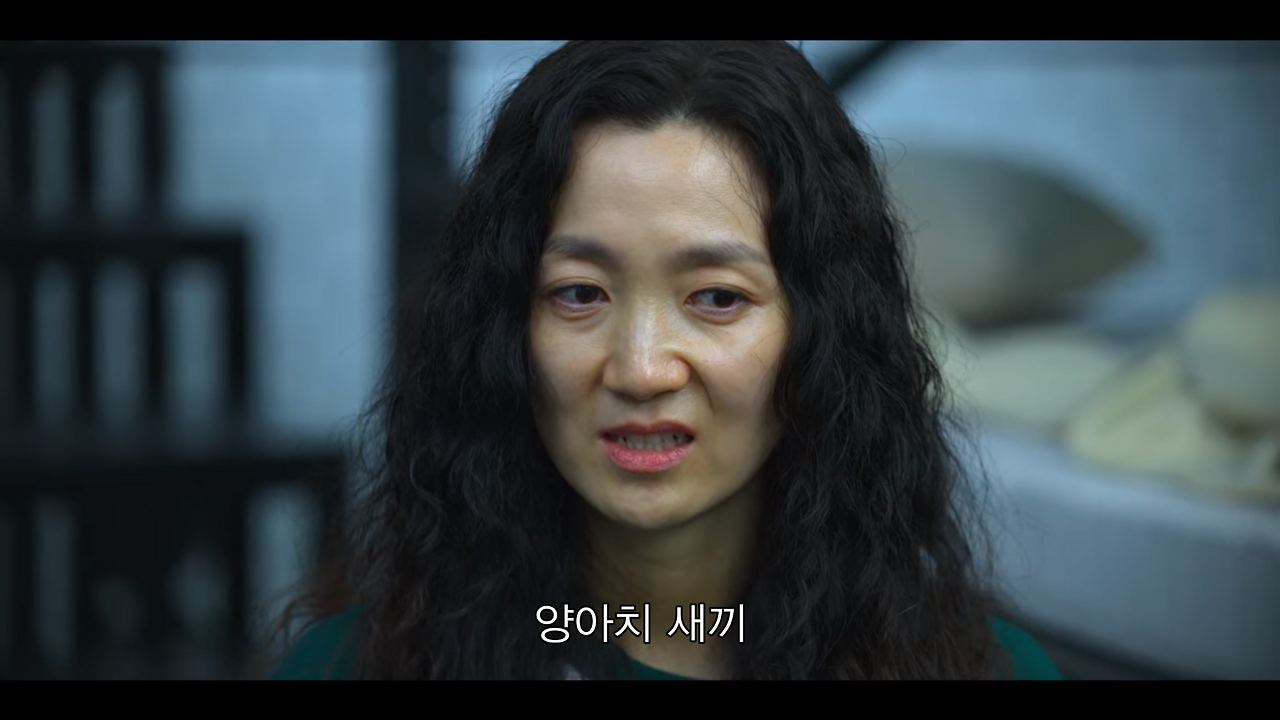 미녀 굳은 표정.png