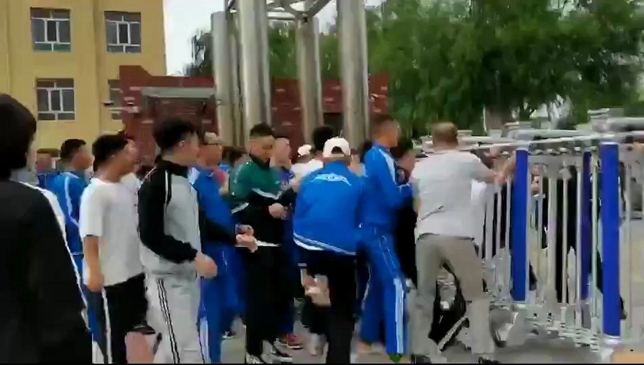 李方 님의 트위터- -内蒙古，蒙古族学生反抗，冲出学校 https-__t.co_xR0BaaLLSH- _ 트위터.ts_20200906_193113.765.png