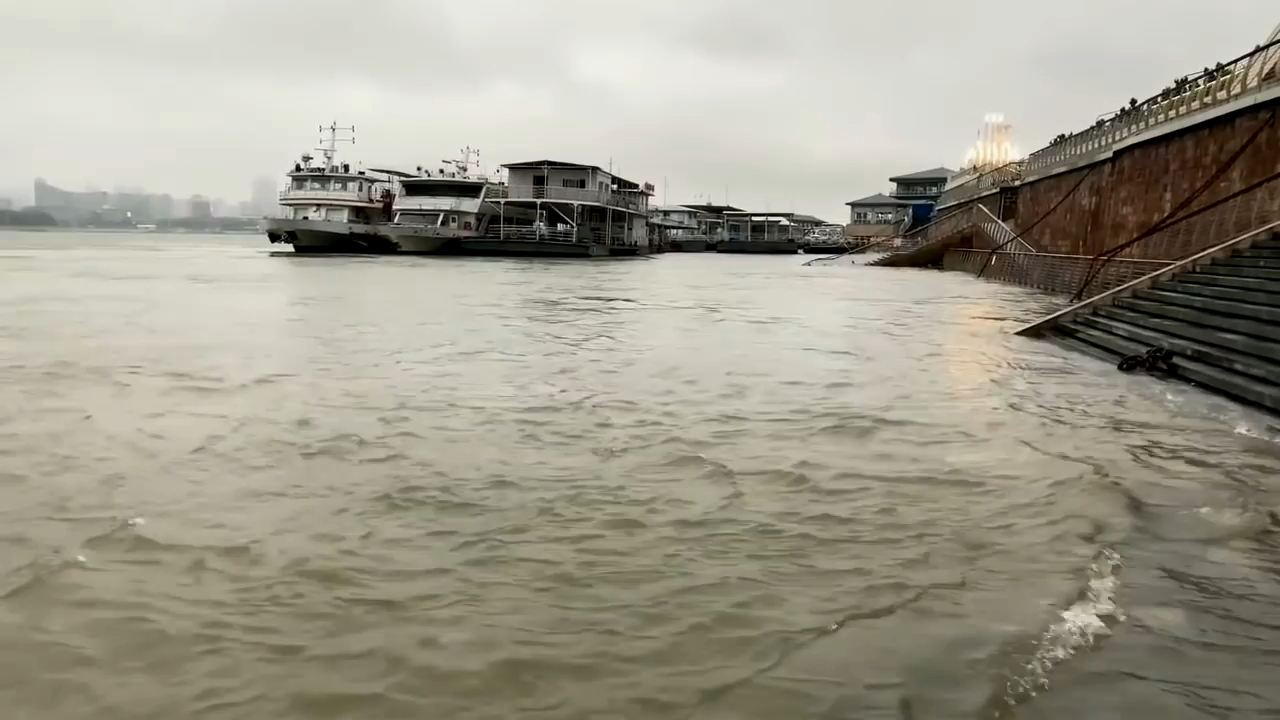 武汉长江洪水,涨大水啦。涨了好几米了.mp4_20200625_155251.283.png