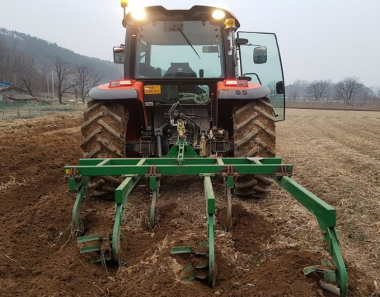 트랙터를 이용한 밭 일구기.png