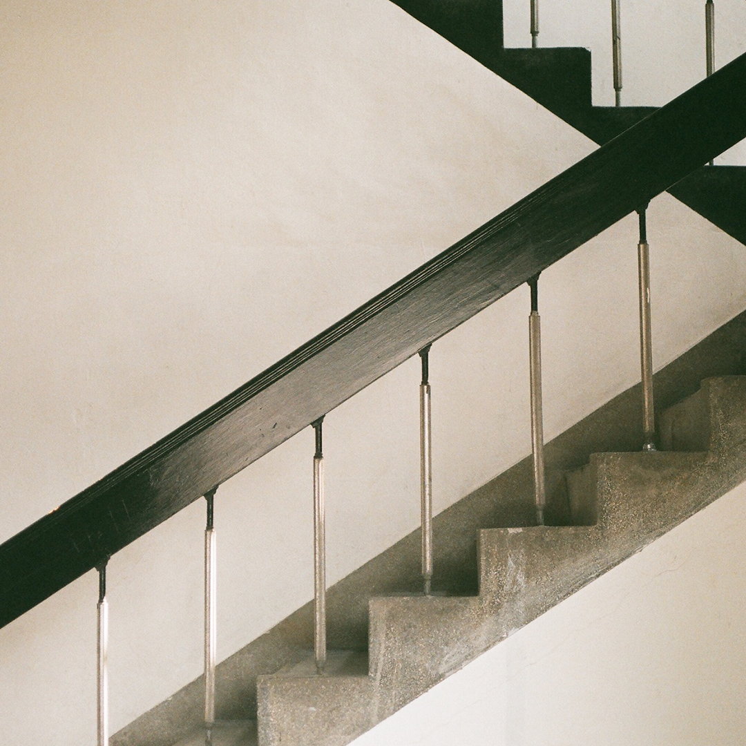 137 계단을오르다보면.png