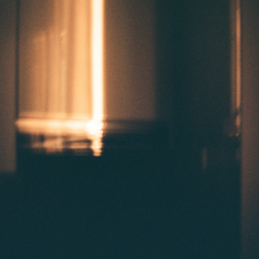 114 창문틈새빛.png