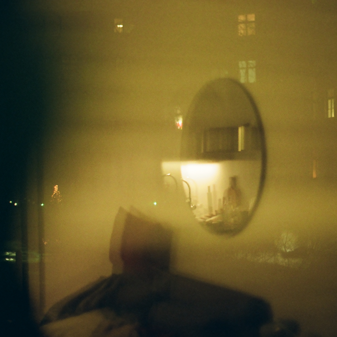 248 언젠가이맘때쯤방안에서.png