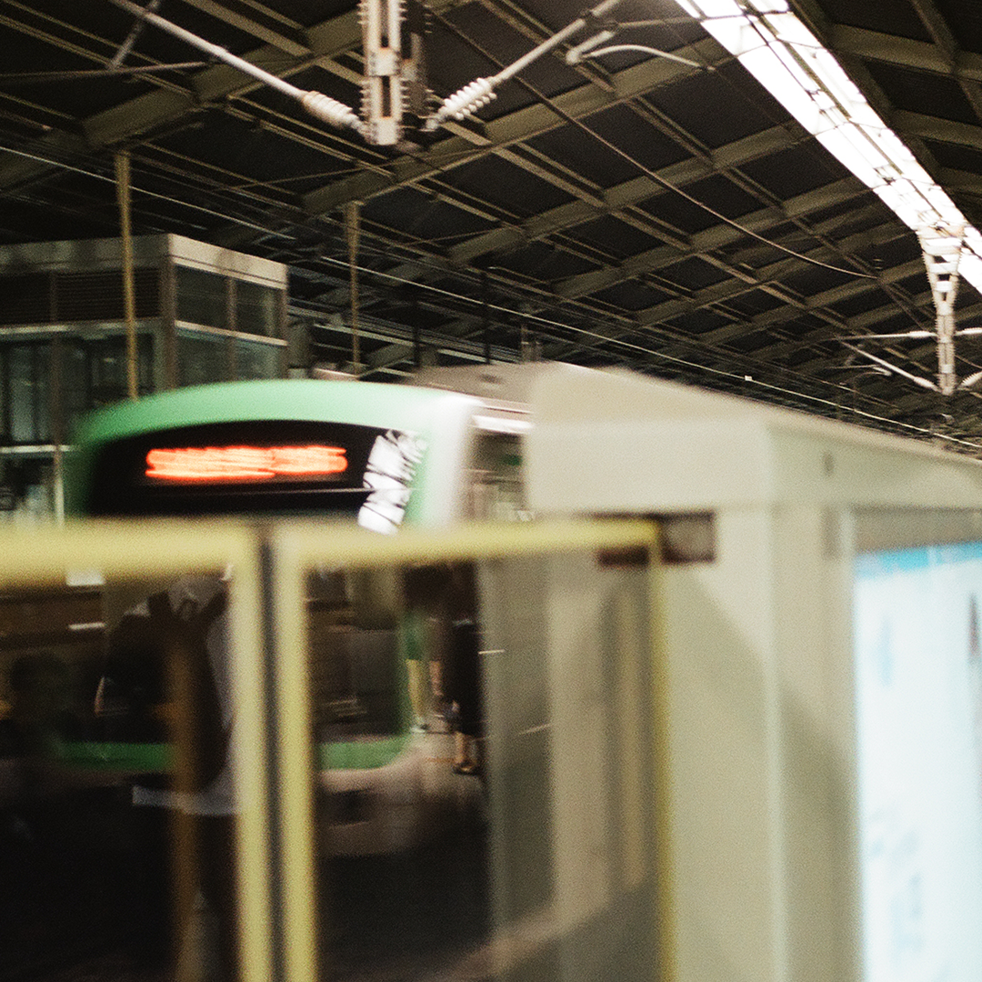 214 바쁜지하철.png