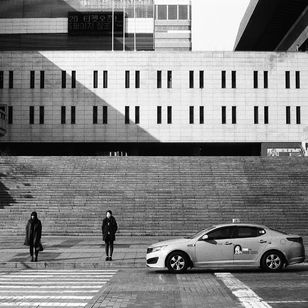 066 흑백사진처럼지나가다.png