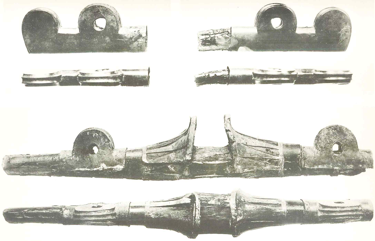 평양 정백동 출토 권총형동기와 P자형동기.png