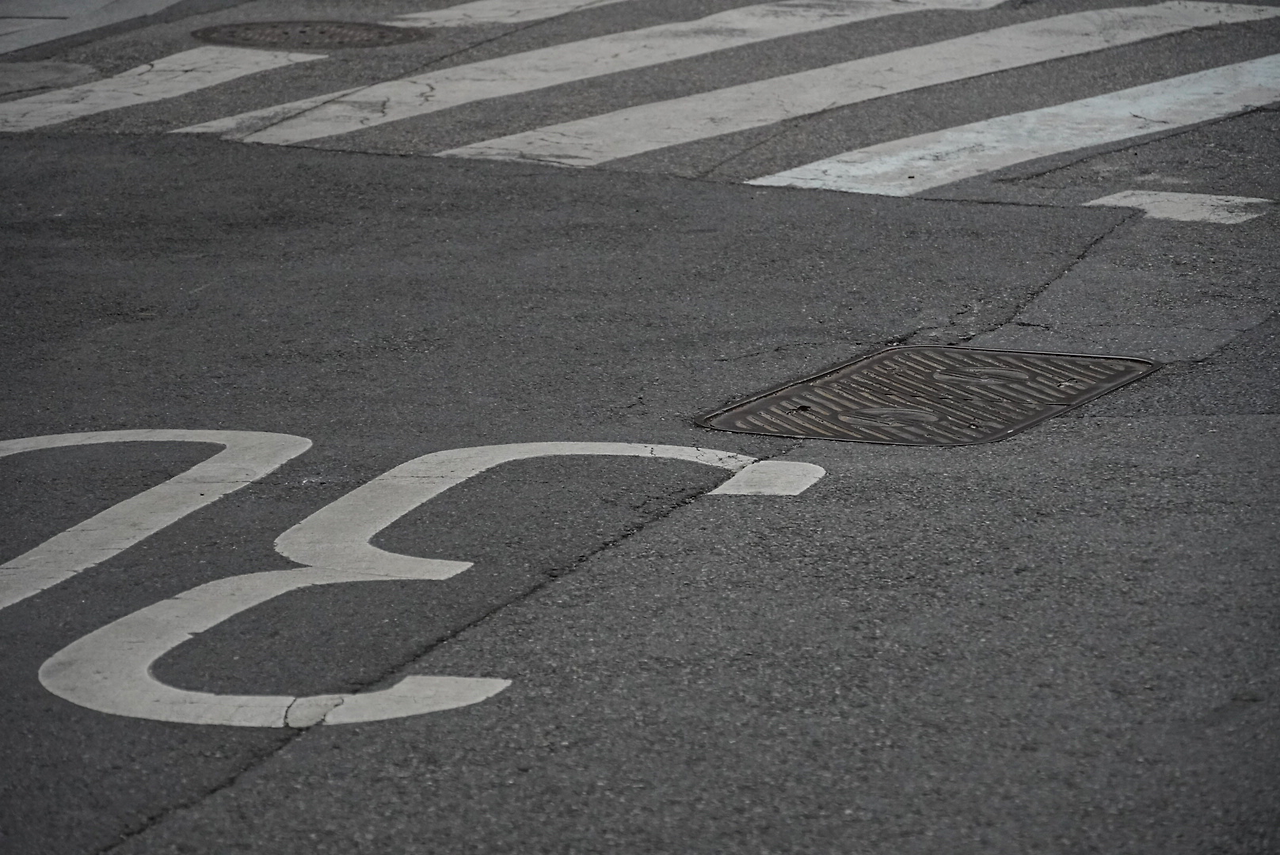 아스팔트 횡단보도.png