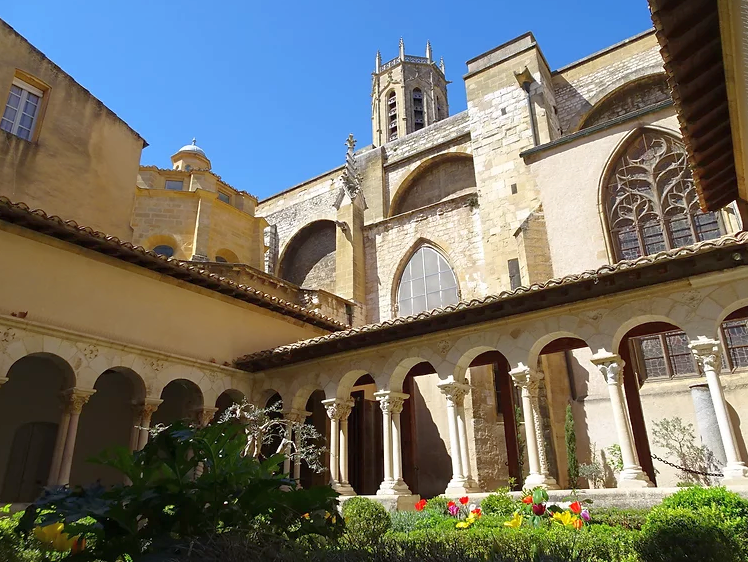 소뵈르수도원 회랑.png