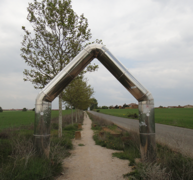 수로에 설치된 아치문.png