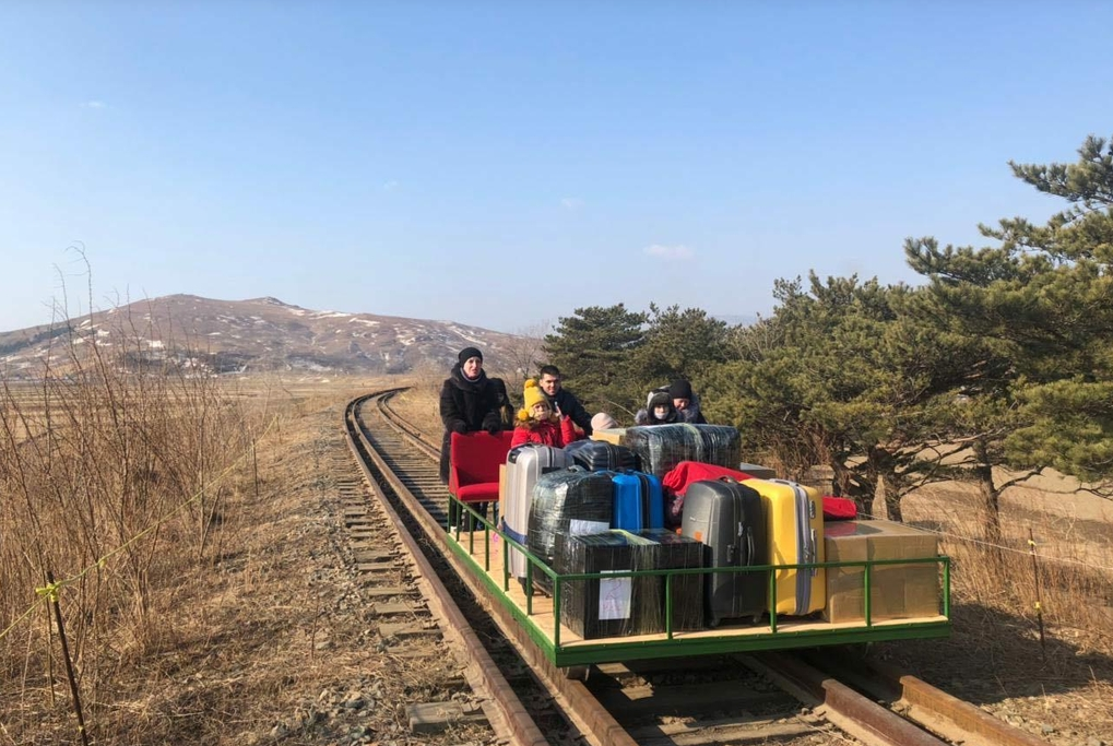 북한주재 러시아 외교관 손수레끌며 출국(2021년).png