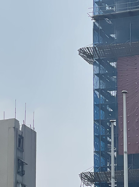 부서진 건물 모습.png