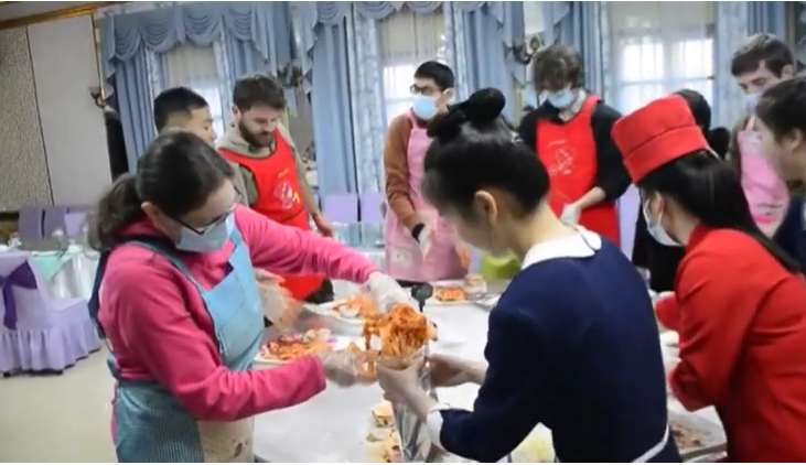 북한이 제작한 YPT 여행사 관광객 기념 영상(김치만들기 체험).png