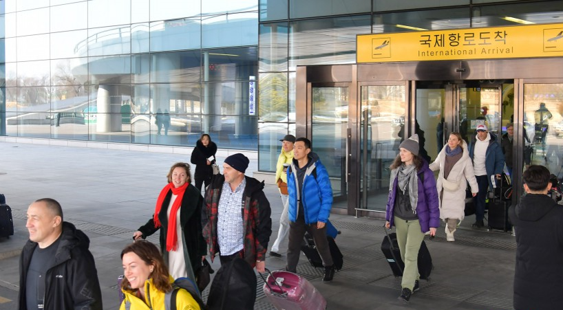 러시아 1차 관광단 도착3(조선중앙통신, 240209)_편집.png