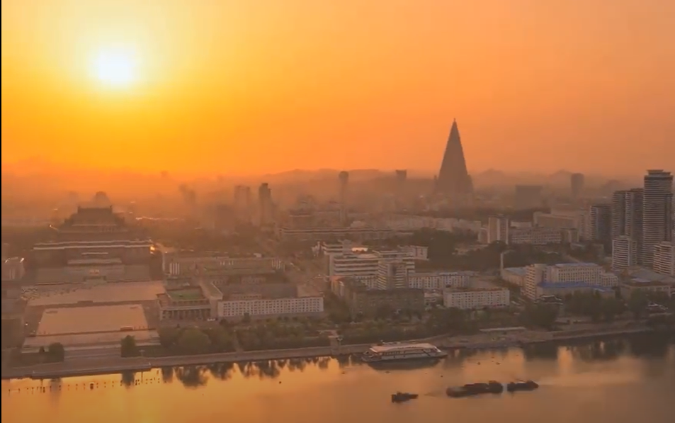 북한 평양 모습(Koryo Tours 영상물 'Enter Pyongyang', a time-lapse video of the North Korean capital 화면 캡쳐).png