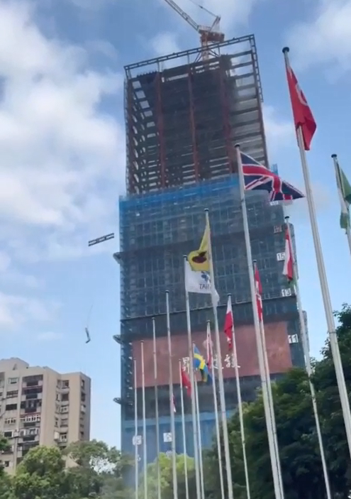 대만 공사중 건물에서 떨어지는 물건.png