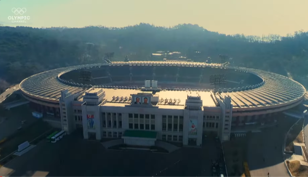 평양마라톤 출발 김일성 경기장.png