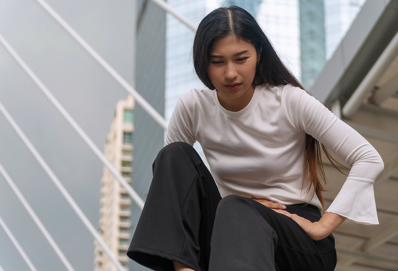 복부통증 여자.png