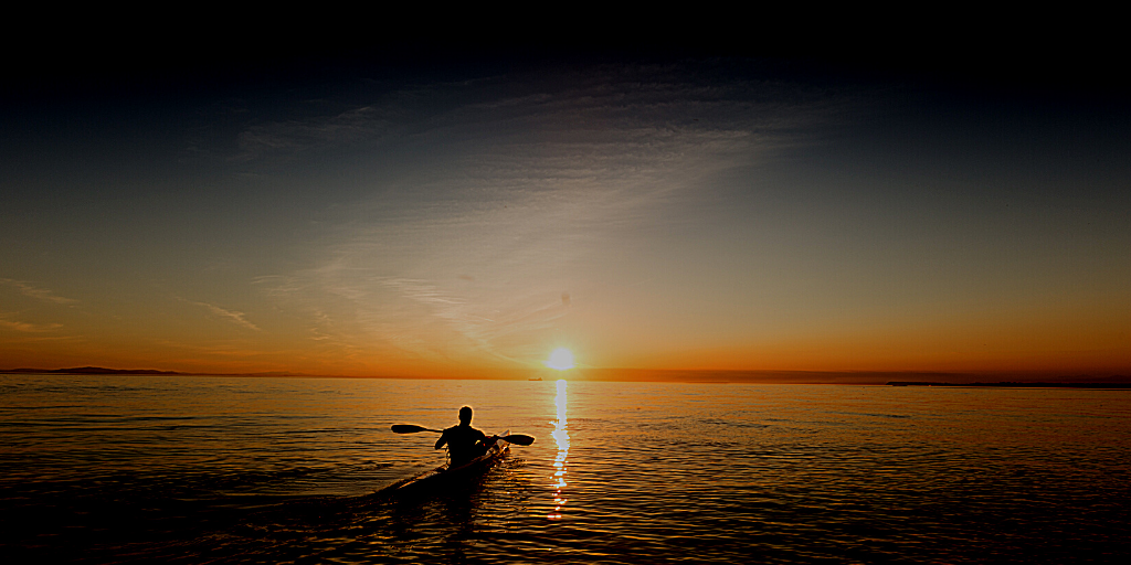 흰색 해양 보트 남성용 테마 트위터 게시물.png