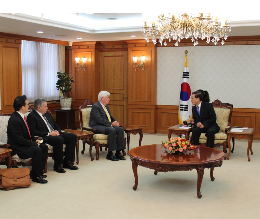 (1) 가장 무거운 관 - 김황식 + 도드 상원의원.png