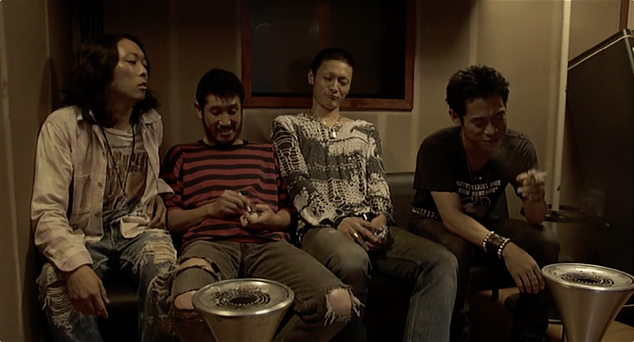 피쉬 스토리.Fish.Story.2009.DVDRip.x264.AC3-Zoo.mkv - 01.26.00.029.png