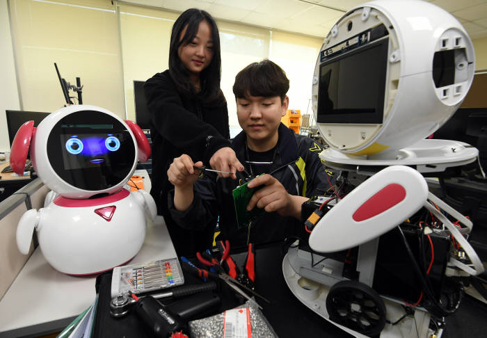 3-4 치매돌봄로봇.png