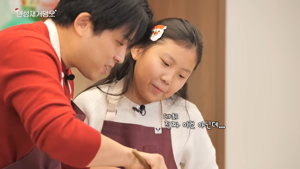 [ENG]�산타성재표 두바이 쫀득 쿠키 최초 공개_! 미니 벨루가들과 함께한 크리스마스 레시피�_ 안성재거덩요�_� 9-46 screenshot.png