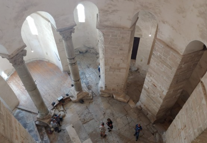 자다르성도나트성당 내부.png