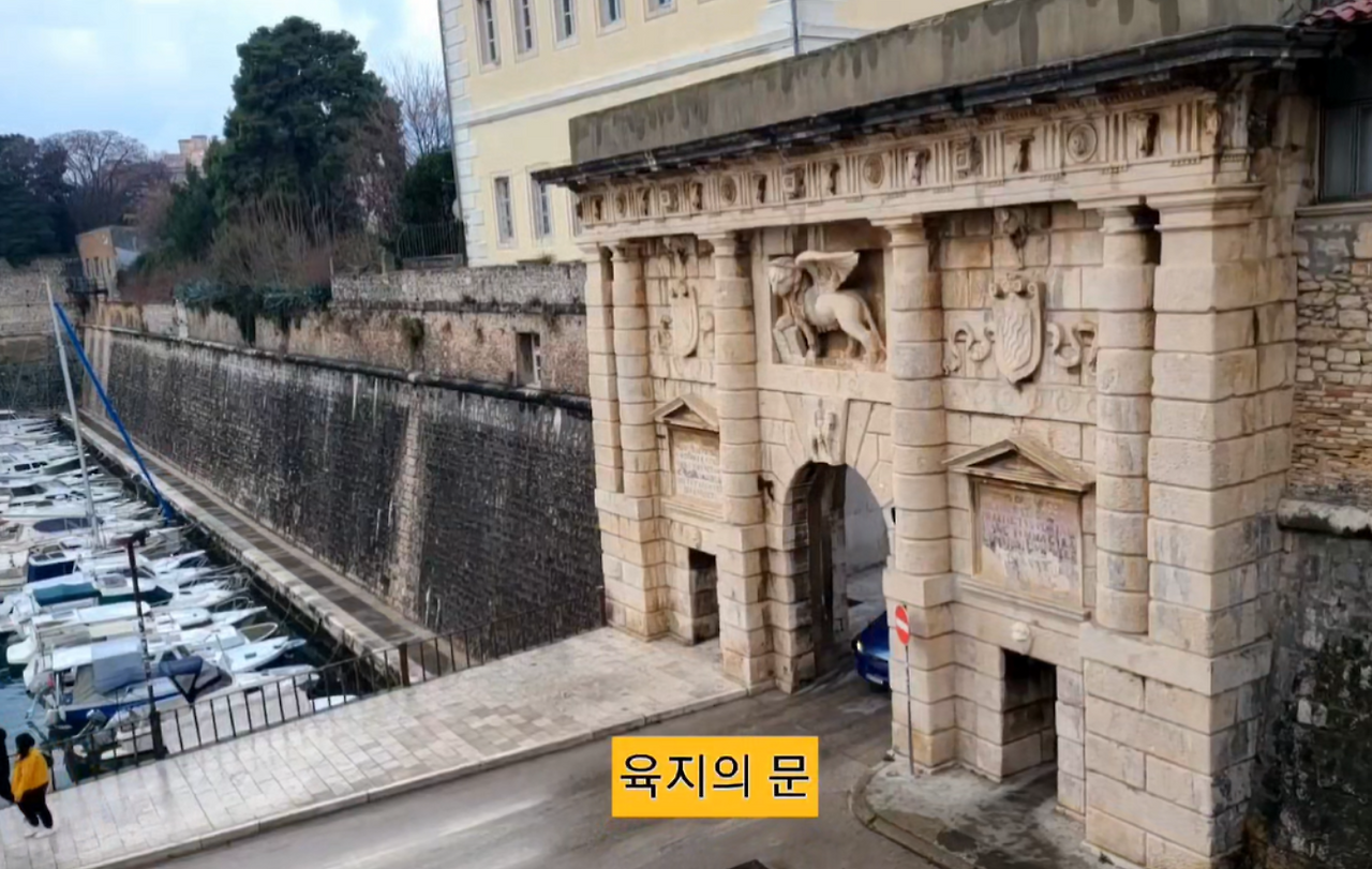 자다르-육지의 문.png