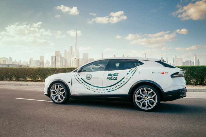 6. [사진자료] 로터스 엘레트라 R 주행 이미지_두바이 경찰청의 새로운 하이퍼카 로터스자동차 엘레트라 R 지원 시작.png