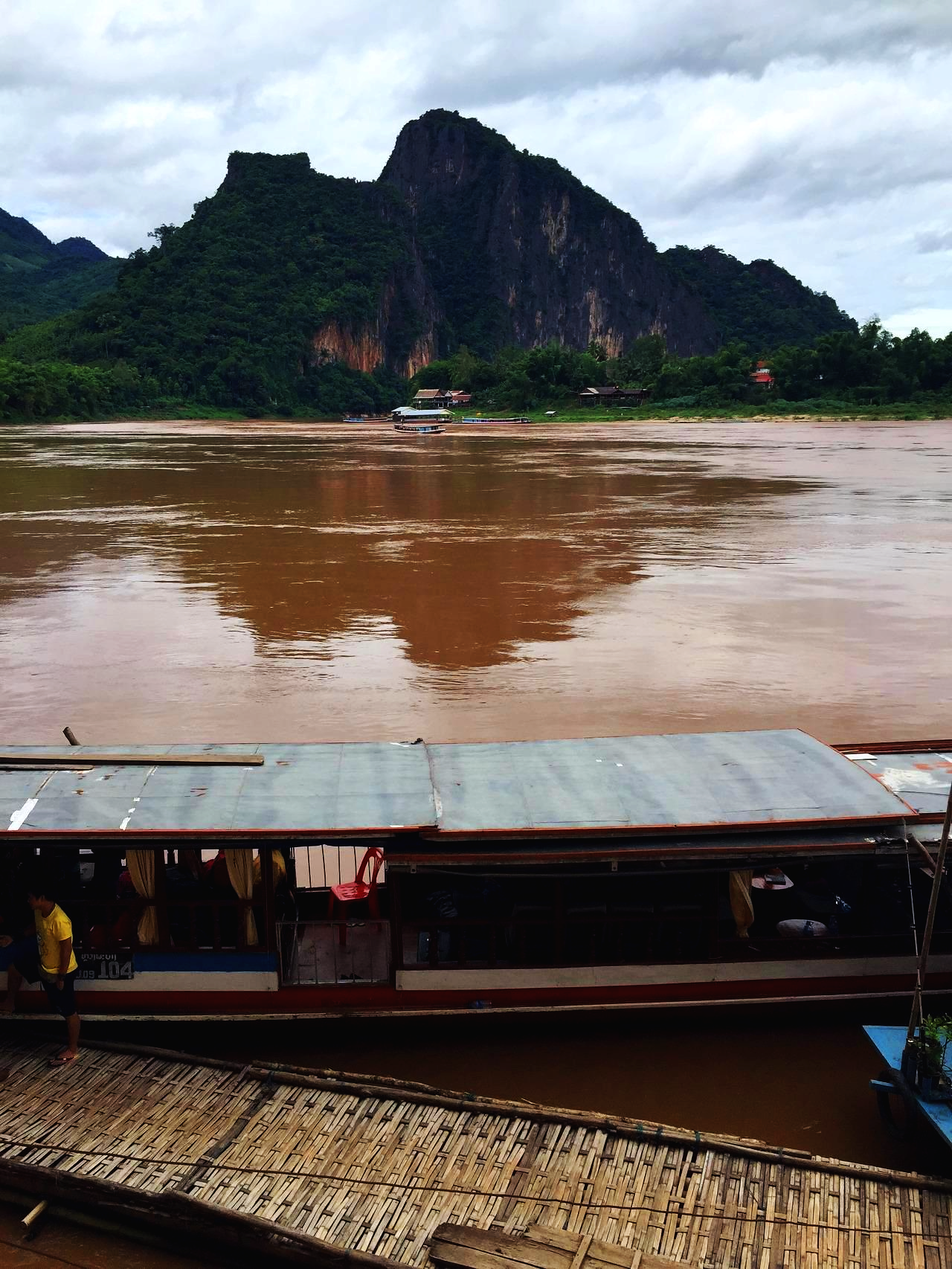 20150722_luang prabang_mekong_front of budda cave_05.png